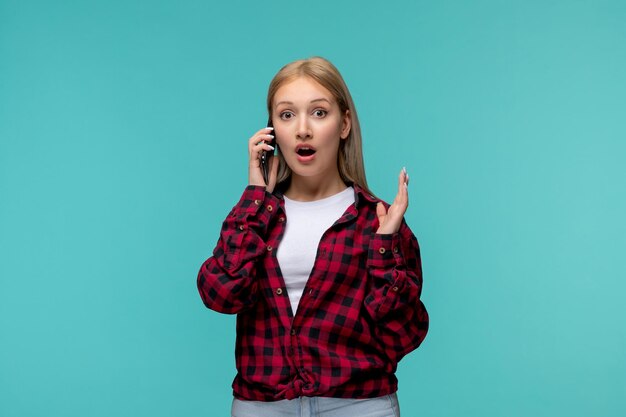 Internationaler Studententag junges süßes Mädchen in rot kariertem Hemd überrascht beim Telefonanruf