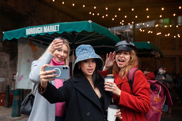 Internet-Prominente machen ein Selfie auf dem Markt