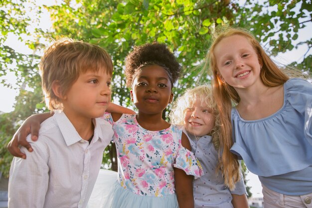 Interracial-Gruppe von Kindern, die zusammen im Park posieren