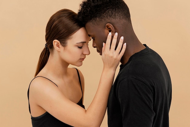 Kostenloses Foto interracial paar, das drinnen aufwirft