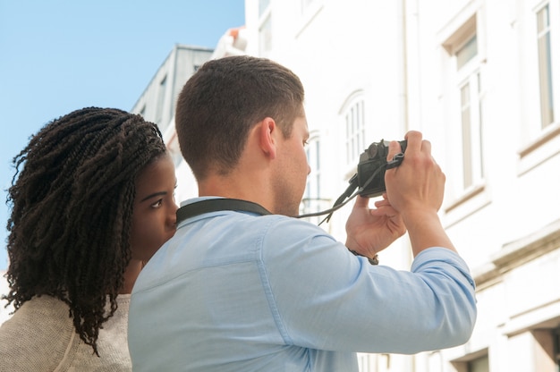 Kostenloses Foto interracial paar zusammen reisen