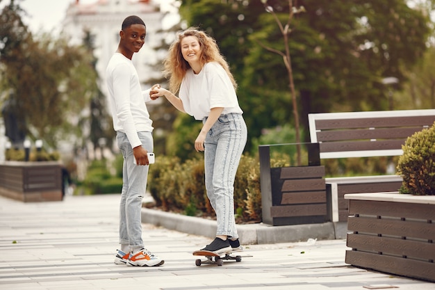 Interracial Studenten haben Spaß und lachen fröhlich im Park