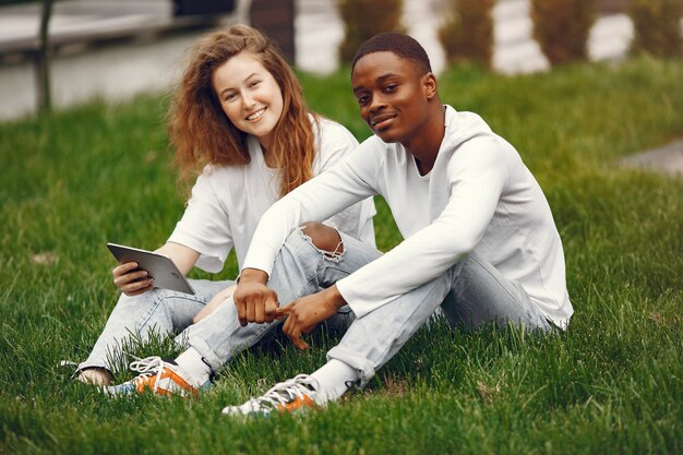 Interracial Studenten haben Spaß und lachen fröhlich im Park