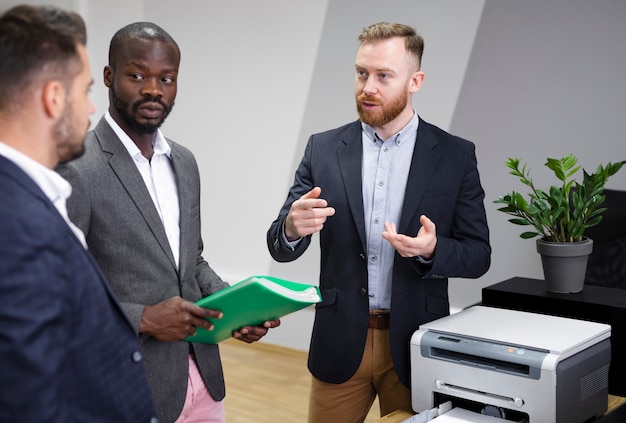 Interracial Team diskutieren Ideen