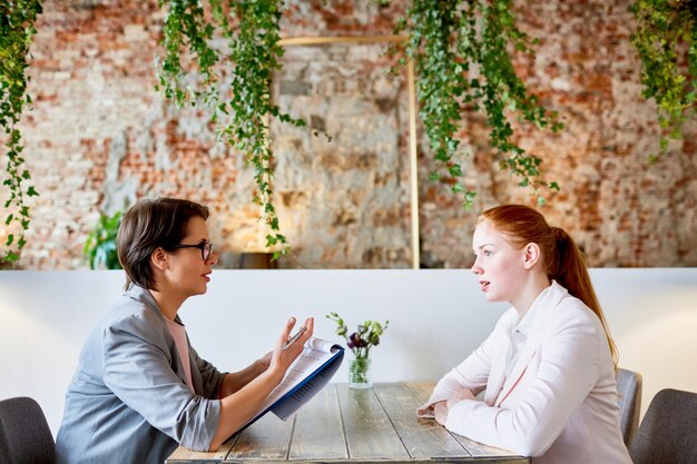 Interview im Cafe