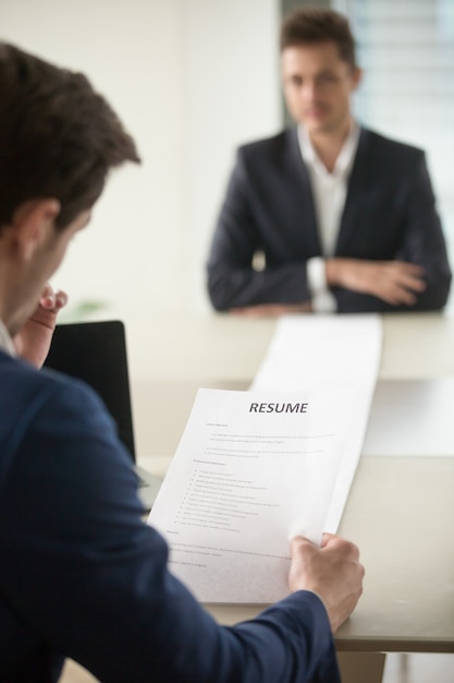 Kostenloses Foto interviewer lesen bewerber lange lebenslauf