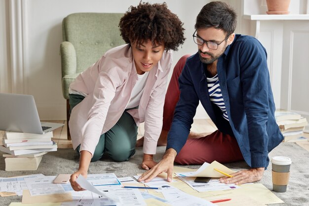 Investoren studieren gemeinsam das Anlageportfolio