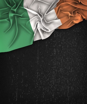 Irland-flaggen-weinlese auf einer grunge-schwarzen tafel mit raum für text