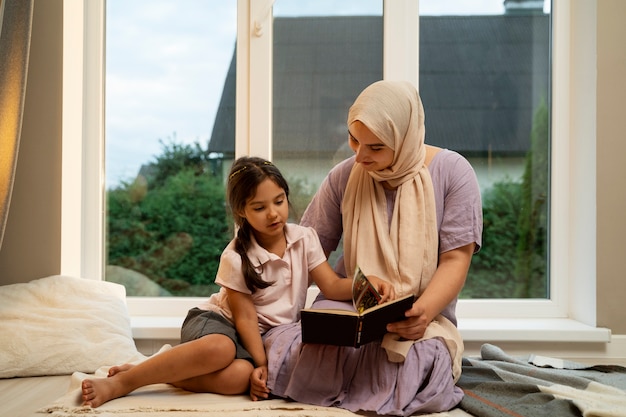 Islamische Familie zu Hause voller Schuss