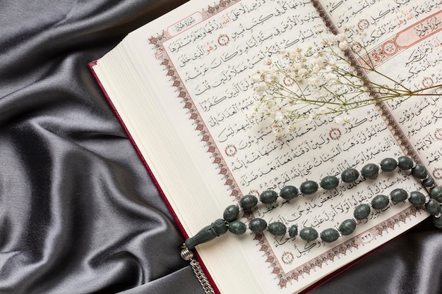 Islamische Neujahrsdekoration mit betenden Perlen auf Koran
