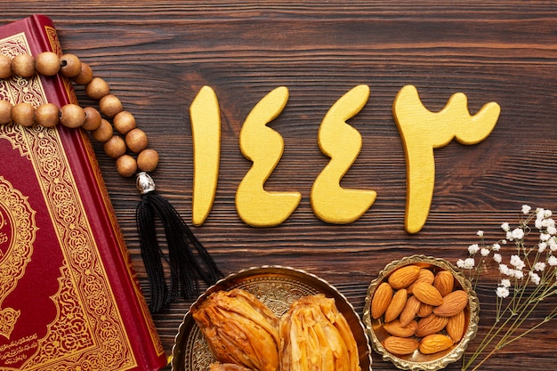 Islamische Neujahrsdekoration mit Koran und Snacks