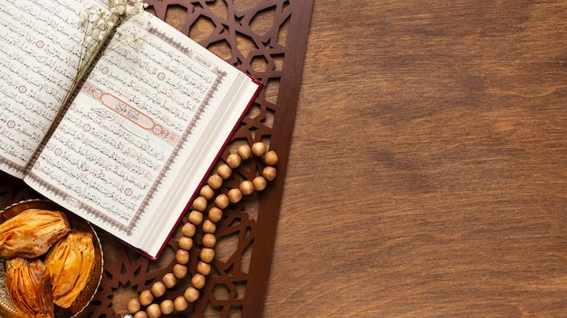 Islamische Neujahrsdekoration mit traditionellem Essen und Koran