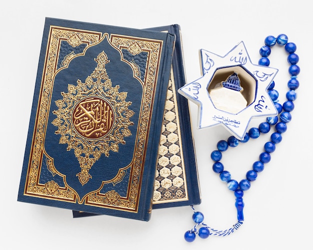 Kostenloses Foto islamisches neujahrskonzept der nahaufnahme mit koranbuch