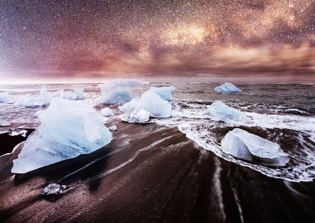 Island, Jokulsarlon Lagune, schönes kaltes Landschaftsbild der isländischen Gletscherlagunenbucht,