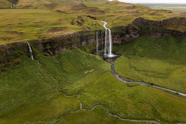 Island-Landschaft des schönen Wasserfalls