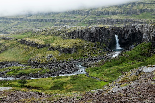 Island-Landschaft des schönen Wasserfalls