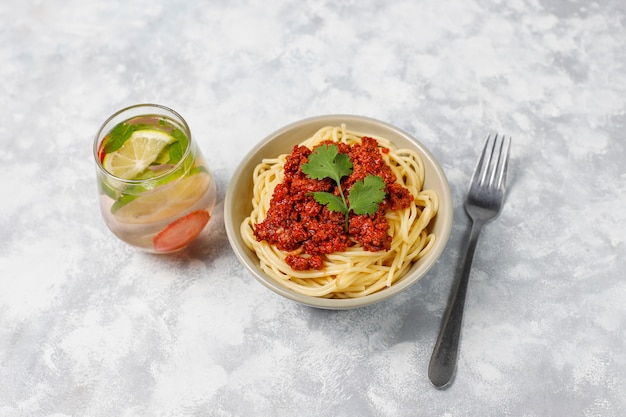 Isolationsschlauch bewohner von bolognese und limonade auf grauem beton