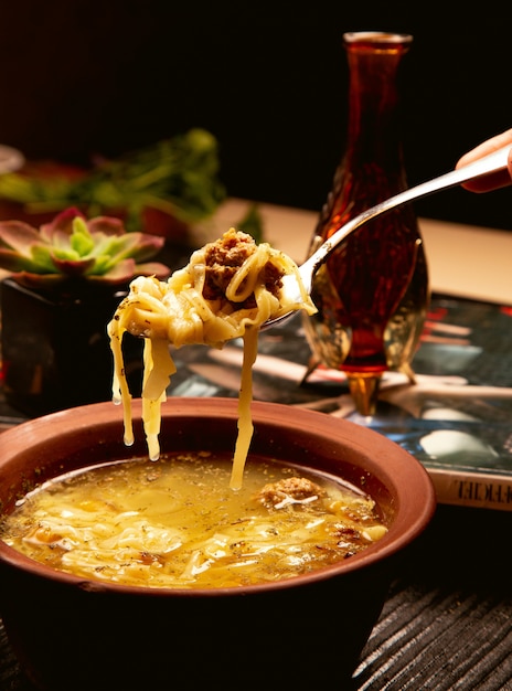 Isolationsschlauch, Nudelsuppe mit Fleischklöschen in der Tonwarenschüssel.