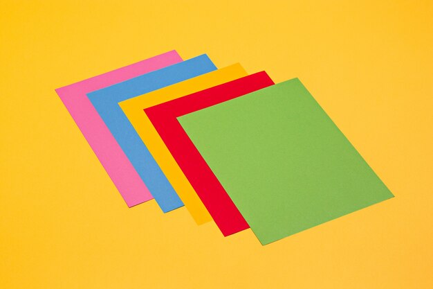 Isoliert von buntem Papier in Regenbogenfarbe