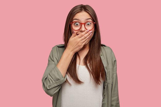 Isolierte Aufnahme des glücklichen europäischen Mädchens mit minimalem Make-up