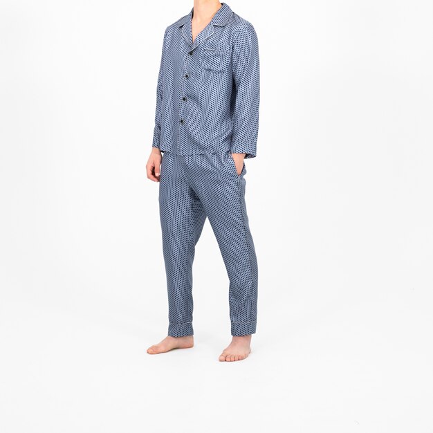 Isolierte Aufnahme einer Person, die blaue Pyjamas trägt