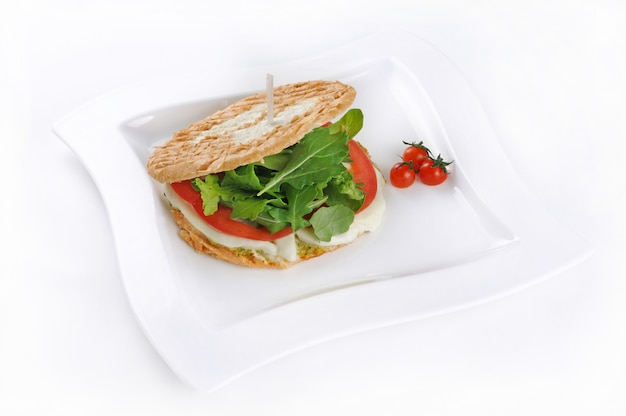 Isolierte Aufnahme eines Sandwichs mit Tomaten und Mozzarella