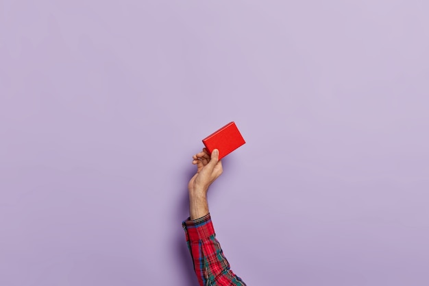 Isolierte Aufnahme von Mannhänden mit leerer kleiner roter Papierbox für Zubehör