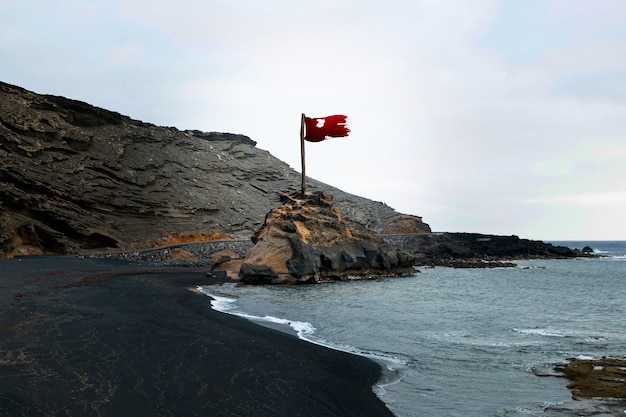 Kostenloses Foto isolierte rote fahne am strand