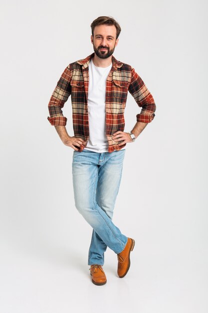 Isolierter hübscher bärtiger Mann im Hipster-Outfit gekleidet in Jeans