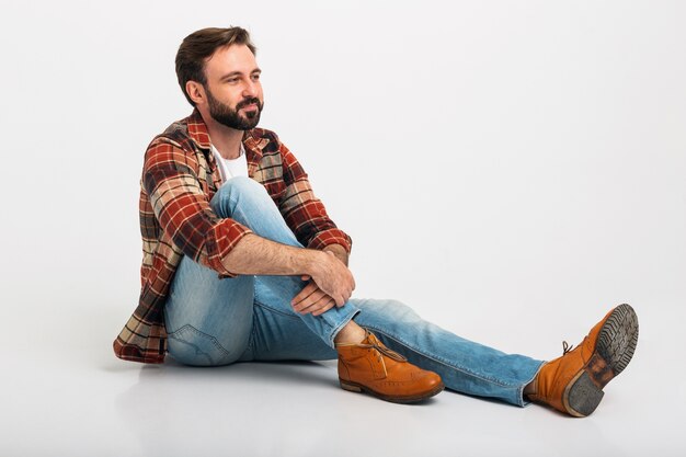 Isolierter lachender hübscher bärtiger Mann im Hipster-Stil