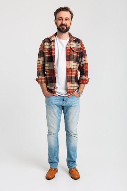 Kostenloses Foto isolierter lächelnder hübscher bärtiger mann im hipster-outfit gekleidet in jeans