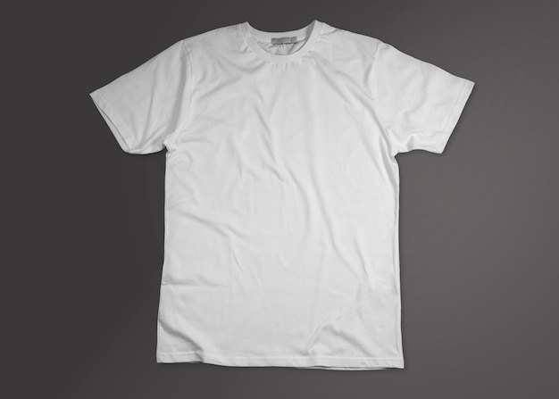 Isoliertes geöffnetes weißes T-Shirt