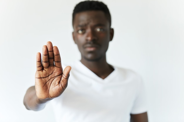 Isoliertes Porträt des jungen afroamerikanischen Mannes