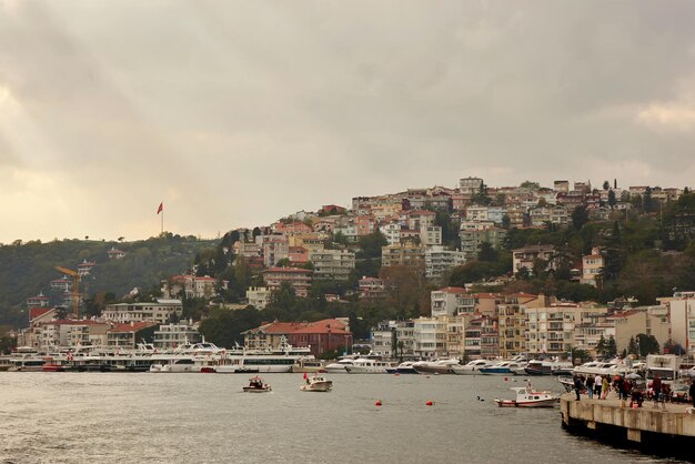 Istanbul Türkei 11. Dezember 2017 Wunderschöner Panoramablick auf Istanbul vom Meer bis zur Küstenlinie mit Booten alten Gebäuden Straßen mit Menschen