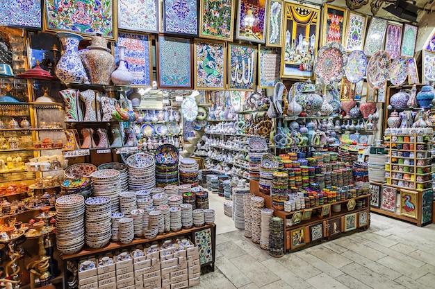 Istanbul, türkei - 8. september 2014: der grand bazaar ist einer der größten und ältesten überdachten märkte der welt am 8. september 2014 in istanbul, türkei.