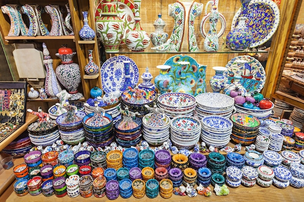 Istanbul, türkei - 8. september 2014: der grand bazaar ist einer der größten und ältesten überdachten märkte der welt am 8. september 2014 in istanbul, türkei.