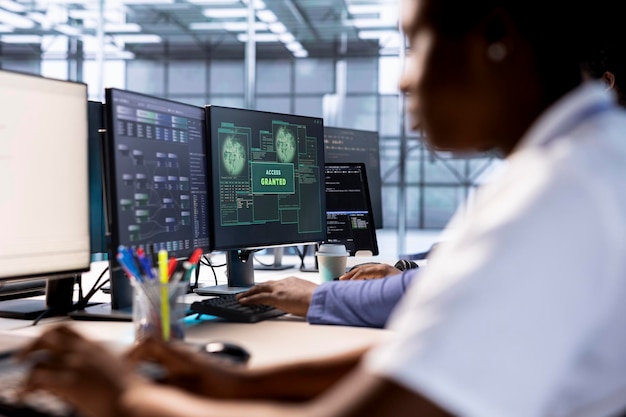IT-Experte erhält eine Benachrichtigung über den Zugriff während der Neukonfiguration des Server-Hubs