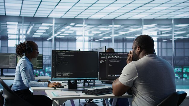 IT-Spezialist in der Serverfarm, der sicherstellt, dass wertvolle Daten geschützt bleiben