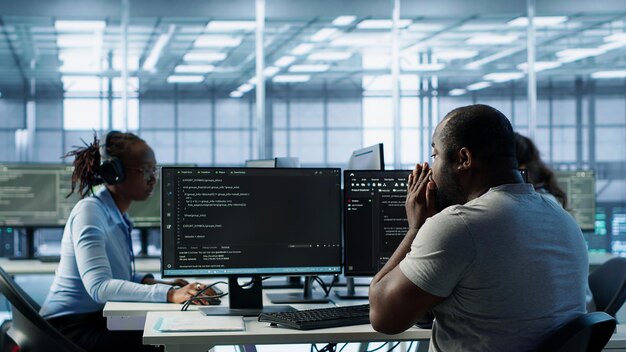 IT-Spezialist in der Serverfarm, der sicherstellt, dass wertvolle Daten geschützt bleiben