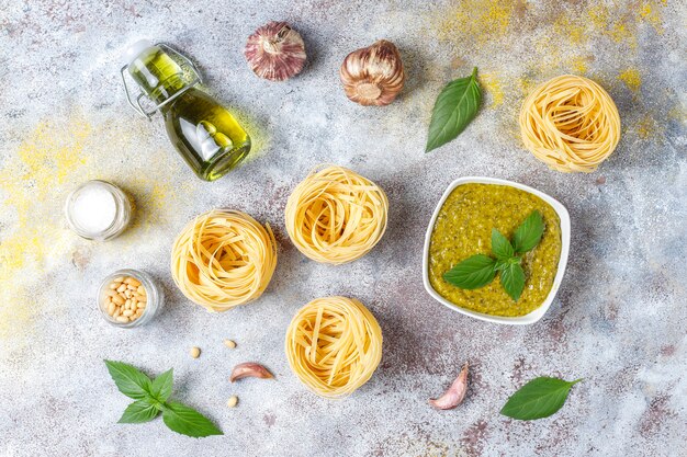 Italienische Basilikum-Pesto-Sauce mit kulinarischen Zutaten zum Kochen.