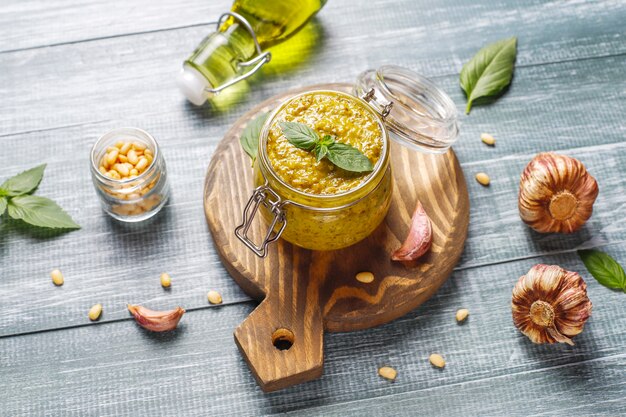 Italienische Basilikum-Pesto-Sauce mit kulinarischen Zutaten zum Kochen.