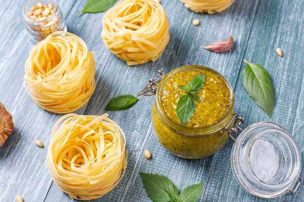 Italienische Basilikum-Pesto-Sauce mit kulinarischen Zutaten zum Kochen.