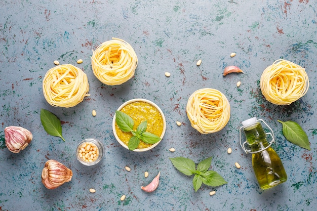 Italienische Basilikum-Pesto-Sauce mit kulinarischen Zutaten zum Kochen.