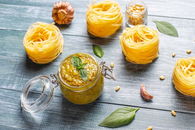 Italienische Basilikum-Pesto-Sauce mit kulinarischen Zutaten zum Kochen.