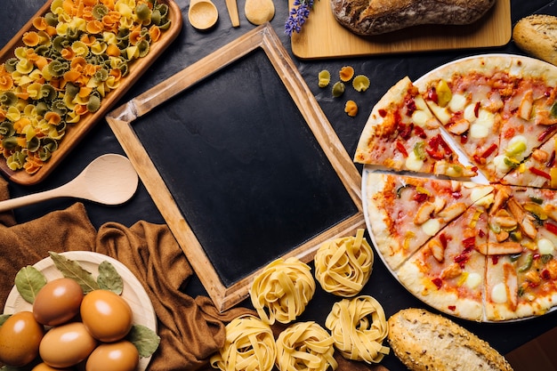 Italienische Essenzusammensetzung mit Schiefer und Pizza