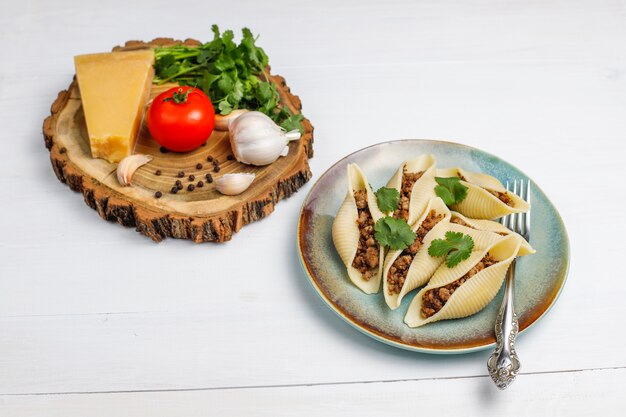 Italienische Pasta Conchiglioni Rigati gefüllt mit Fleisch.