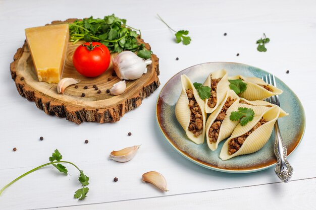 Italienische Pasta Conchiglioni Rigati gefüllt mit Fleisch.