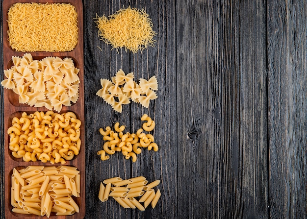 Italienische Pasta Fellini Farfalle Penne Chifferi Draufsicht Kopierraum