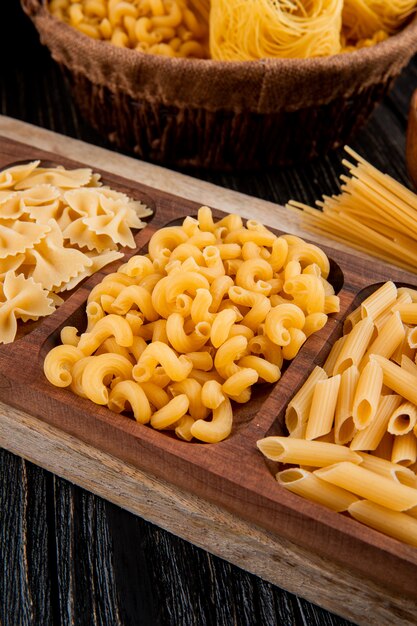 Italienische Pasta Fellini Penne Farfalle Seitenansicht