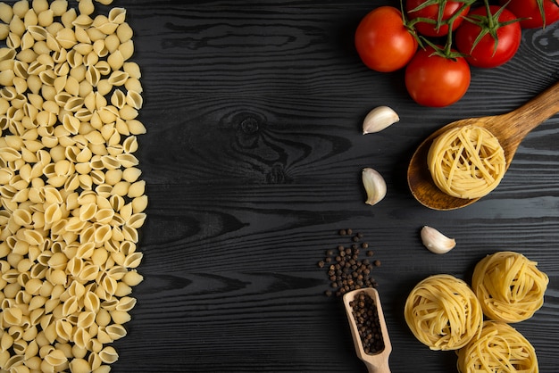 Italienische Pasta mit Tomaten und Knoblauch